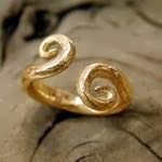 Equilibrium ring gold