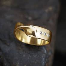 טבעת מוביוס עם יהלומים