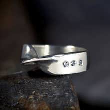 Кольцо «Лента Мёбиуса», серебро с фианитами