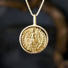 Pendentif de victoire or