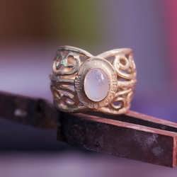 A 14k gold "Diligo ergo sum" ring