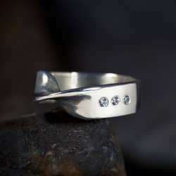 An inlaid Mobius Ring
