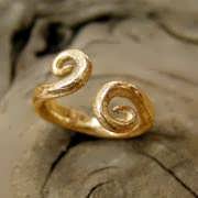 Equilibrium ring gold