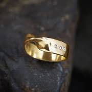 טבעת מוביוס עם יהלומים