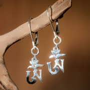 Boucles d’oreilles Om argent