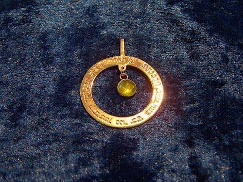 Ana becoach circle pendant gold with Peridot