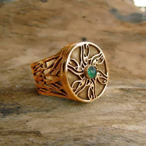Eye of Horus Ring Gold with Emerald