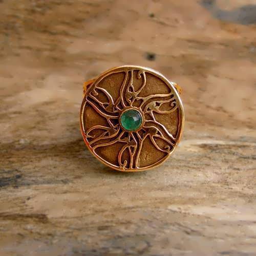 Eye of Horus Ring Gold with Emerald