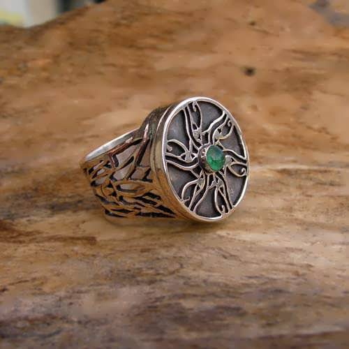 Eye of Horus Ring Silver with Emerald