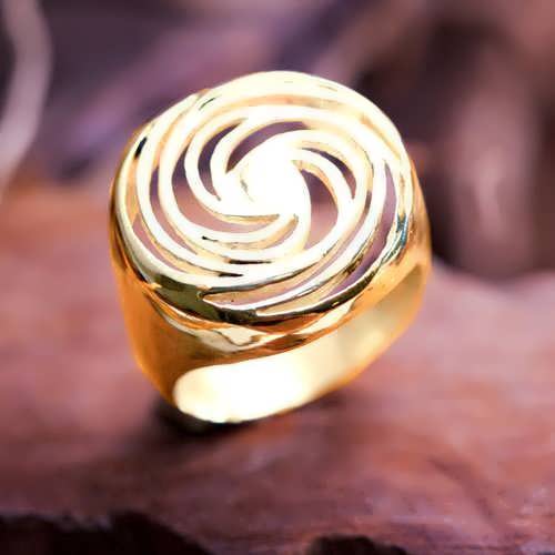 Anillo de oro de la espiral dorada