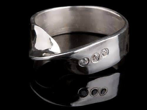 Mobius Ring mit zirkons