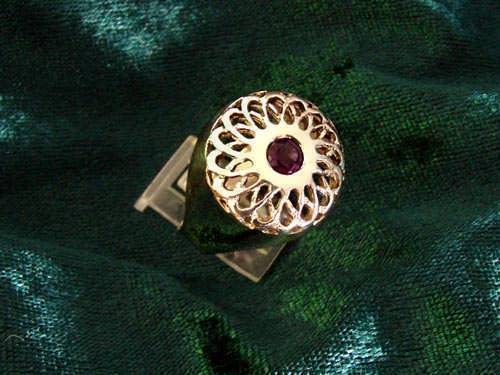 Torus knot ring gold with Garnet