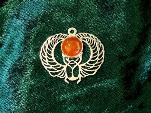 Winged Scarab gold with Carnelian