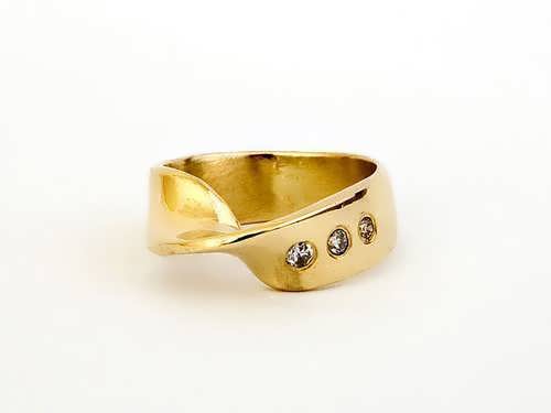 Mobius Ring Gold With Diamonds