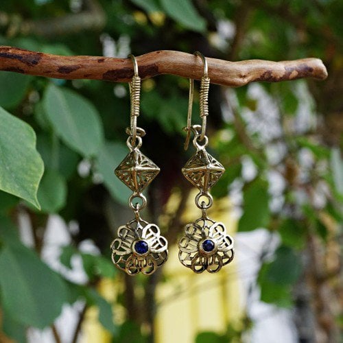 Nefertiti Lotus Earrings Gold