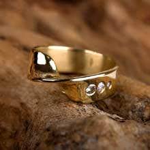 Anillo Mobius con diamantes